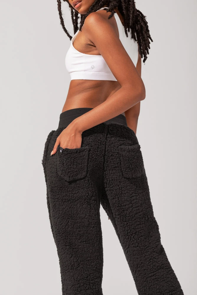 Blanket Pants In Faux Sherpa - Black - Image 4